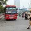 Cảnh sát giao thông Đội 6, Công an Thành phố Hà Nội xử lý trường hợp xe khách vi phạm trên đường Phạm Hùng. (Ảnh: Doãn Tấn/TTXVN)