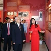 Tổng Bí thư Nguyễn Phú Trọng và các đại biểu tham quan triển lãm. (Ảnh: Doãn Tấn/TTXVN)