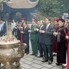 Chủ tịch nước Trần Đại Quang cùng lãnh đạo Đảng, Nhà nước và đồng bào cả nước đến thành kính dâng hương tưởng niệm các Vua Hùng. (Ảnh: Nhan Sáng/TTXVN)