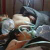Trẻ em được điều trị trong bệnh viện ở thị trấn Maaret al-Noman, tỉnh Idlib, sau khi bị ảnh hưởng bởi cuộc tấn công bị tình nghi sử dụng vũ khí hóa học. (Nguồn: AFP/TTXVN)