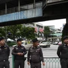 Cảnh sát làm nhiệm vụ ở khu vực gần Đền Erawan, Bangkok. (Nguồn: AFP/TTXVN)