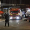 Lực lượng an ninh gác tại hiện trường chiếc xe tải bị đánh cắp để sử dụng cho vụ tấn công ở Stockholm. (Nguồn: AFP/TTXVN)