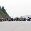 Người dân kéo ra chặn Quốc lộ 1A vào ngày 3/4. (Nguồn: baohatinh.vn)