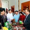 Thủ tướng Nguyễn Xuân Phúc thăm các gian hàng trưng bày sản phẩm tại hội nghị. (Ảnh: Thống Nhất/TTXVN)