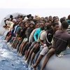 Người di cư ​trên chiếc thuyền cao su lênh đênh trên Địa Trung Hải để tới châu Âu. (Nguồn: AFP/TTXVN)