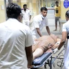 Chuyển người bị thương trong vụ sập bãi rác tới bệnh viện điều trị ở thủ đô Colombo. (Nguồn: AFP/TTXVN)