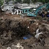 Hoạt động cứu hộ cứu nạn được tiến hành khẩn trương sau khi núi rác bị sập lở tại Colombo, Sri Lanka. (Nguồn: EPA/TTXVN)