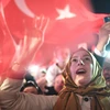 Những người ủng hộ đảng Công lý và Phát triển của Tổng thống Recep Tayyip Erdogan míttinh sau khi kết quả trưng cầu dân ý được công bố. (Nguồn: AFP/TTXVN)