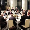 Thủ tướng Đức Angela Merkel (phải, phía sau), Tổng thống Nga Vladimir Putin (thứ 5, trái), Tổng thống Pháp Francois Hollande (trái) và Tổng thống Ukraine Petro Poroshenko (phía trước, thứ 2, phải) tại cuộc gặp cấp cao nhóm "Bộ tứ" Normandy ở Berlin tháng 