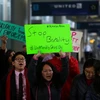 Người dân biểu tình phản đối hành vi cư xử không đúng mực của nhân viên Hãng hàng không United Airlines với khách hàng tại sân bay quốc tế Chicago, bang Illinois. (Nguồn: AFP/TTXVN)