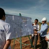 Đại diện Ban quản lý Dự án Điện hạt nhân Ninh Thuận giới thiệu mặt bằng thực hiện dự án. (Ảnh: Ngọc Hà/TTXVN)