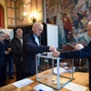 Cử tri Pháp bỏ phiếu tại một địa điểm bầu cử ở Le Touquet, miến Bắc nước Pháp. (Nguồn: AFP/TTXVN)