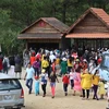 Vào những ngày lễ, làng Cù Lần thu hút hàng ngàn lượt khách đến thăm quan nghỉ dưỡng. (Ảnh: Dương Giang/TTXVN)