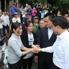 Chủ tịch Ủy ban Nhân dân thành phố Hà Nội Nguyễn Đức Chung với người dân xã Đồng Tâm. (Ảnh: Doãn Tấn/TTXVN)