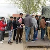 Người tị nạn xếp hàng nhận đồ ăn tại một trung tâm tiếp nhận người di cư ở Subotica, miền Bắc Serbia. (Nguồn: EPA/TTXVN)