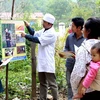 Nhân viên y tế tuyên truyền phòng chống sốt rét cho đồng bào dân tộc xã biên giới Dân Hóa, huyện miền núi Tuyên Hóa. (Ảnh: Dương Ngọc/TTXVN)