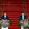 Thủ tướng Nguyễn Xuân Phúc và Thủ tướng Lào Thongloun Sisoulith gặp gỡ báo chí sau hội đàm. (Ảnh: Thống Nhất/TTXVN)