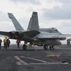 Máy bay chiến đấu F/A-18C Hornet đậu trên tàu sân bay USS Carl Vinson. (Nguồn: AFP/TTXVN)