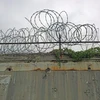 Hàng rào thép gai của nhà tù Jose Antonio Anzoategui. (Nguồn: enca.com)
