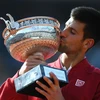 Tay vợt Serbia Novak Djokovic lần đầu tiên đăng quang ngôi vương ở Roland Garros. (Nguồn: AFP/TTXVN)