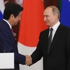 Tổng thống Nga Vladimir Putin (phải) và Thủ tướng Nhật Bản Shinzo Abe (trái) tại cuộc họp báo ở Moskva. (Nguồn: AFP/TTXVN)