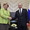 Tổng thống Nga Vladimir Putin (phải) tiếp Thủ tướng Đức Angela Merkel tại thành phố Sochi. (Nguồn: EPA/TTXVN)