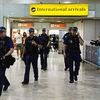 Cảnh sát Anh làm nhiệm vụ tại sân bay Heathrow. (Nguồn: AFP/TTXVN)
