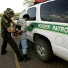 Cảnh sát tuần tra biên giới tại bang Texas khám xét một người di dân không có giấy tờ từ Mexico. (Nguồn: Reuters)