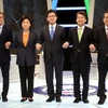 Các ứng cử viên Tổng thống Hàn Quốc (từ trái sang) Moon Jae-In, Sim Sang-Jung, Yoo Seung-Min, Ahn Cheol-Soo và Hong Joon-Pyo chụp ảnh chung trước buổi tranh luận trực tiếp trên truyền hình. (Nguồn: AFP/TTXVN)