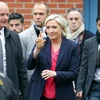 Bà Marine Le Pen (giữa) sau khi bỏ phiếu tại một địa điểm bầu cử ở Henin-Beaumont, Tây Bắc nước Pháp. (Nguồn: AFP/TTXVN)