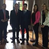 Đại diện Đại sứ quán Việt Nam tại Argentina cùng các quan khách tham dự sự kiện. (Ảnh: Phương Lan/TTXVN)