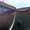 Tàu BRP Davao del Sur cập Cảng South Harbor ở Manila. (Nguồn: AFP)
