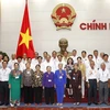 Phó Thủ tướng Thường trực Trương Hòa Bình với các đại biểu người có công tỉnh Tiền Giang. (Ảnh: Văn Điệp/TTXVN)