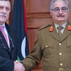 Tướng Khalifa Haftar (phải) và Người đứng đầu GNA Fayez al-Sarraj trong một cuộc gặp. (Nguồn: middleeastmonitor.com)