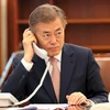 Tân Tổng thống Hàn Quốc Moon Jae-in điện đàm với Thủ tướng Nhật Bản Shinzo Abe tại Phủ Tổng thống ở Seoul. (Nguồn: AFP/TTXVN)