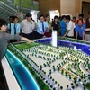 Khách thăm quan một mô hình dự án biệt thự nghỉ dưỡng tại Đà Nẵng. (Ảnh: Trần Lê Lâm/TTXVN)