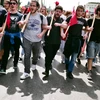 Sinh viên tham gia một cuộc biểu tình ở trung tâm Athens. (Nguồn: AFP/TTXVN)