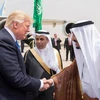 Tổng thống Mỹ Donald Trump và Quốc vương Salman bin Abdulaziz Al Saud tại lễ đón ở thu đô Riyadh, Saudi Arabia. (Nguồn: Reuters)