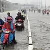 Mưa ngập trên đường xa lộ Hà Nội, Thành phố Hồ Chí Minh khiến các phương tiện bị chết máy. (Nguồn: TTXVN)