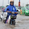 Mưa ngập trên đường xa lộ Hà Nội khiến các phương tiện bị chết máy. (Nguồn: TTXVN)