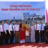 Nguyên Chủ tịch nước Trương Tấn Sang, lãnh đạo Thành phố Hồ Chí Minh, các đại biểu và thân nhân đồng chí Võ Trần Chí tại lễ đặt biển tên đường. (Ảnh: Hoàng Hải/TTXVN)