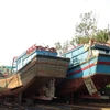 Tàu cá của ngư dân Khánh Hòa được đưa lên bờ để nâng cấp. (Ảnh: Nguyên Lý/TTXVN)