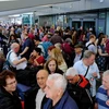 Hành khách bị mắc kẹt tại sân bay Heathrow sau khi hãng British Airways buộc phải hoãn tất cả các chuyến bay theo dự định. (Nguồn: EPA/TTXVN)
