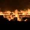Ngọn lửa bốc dữ dội tại khu vực nhà máy giấy. (Nguồn: chinaplus.cri.cn)