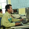 Công nhân Truyền tải Điện Quảng Trị tiếp nhận sản lượng điện truyền tải từ miền Bắc vào miền Trung thông qua hệ thống đường dây 500kV. (Ảnh: Ngọc Hà/TTXVN)