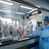 Điều trị cho bệnh nhân bị nhiễm virus cúm gia cầm H7N9 tại bệnh viện ở Vũ Hán, tỉnh Hồ Bắc. (Nguồn: AFP/TTXVN)