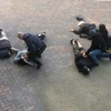 Cảnh sát London khống chế các nghi phạm. (Nguồn: thesun.co.uk)
