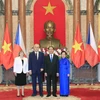 Chủ tịch nước Trần Đại Quang và Phu nhân chụp ảnh chung với Tổng thống Milos Zeman và Phu nhân tại Lễ đón. (Ảnh: Nhan Sáng/TTXVN)