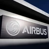 Biểu tượng của Tập đoàn chế tạo máy bay Airbus bên ngoài nhà máy sản xuất cánh máy bay gần Broughton, Đông Bắc Wales. (Nguồn: AFP/TTXVN)