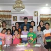 Đại diện Đại sứ quán và Câu lạc bộ Phụ nữ Việt Nam tại Malaysia đến thăm lớp. (Ảnh: Hoàng Nhương/Vietnam+)
